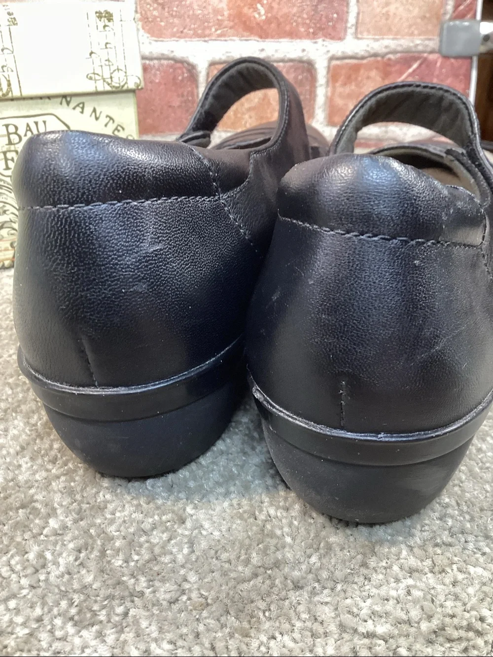 Clarks womens black Mary Jane flats size 9.5